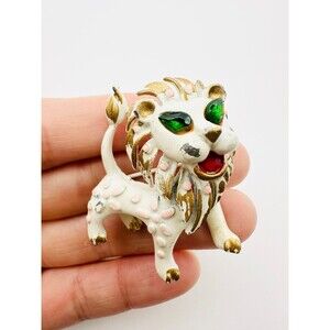 Vintage unsigned Trifari enamel lion brooch pin
